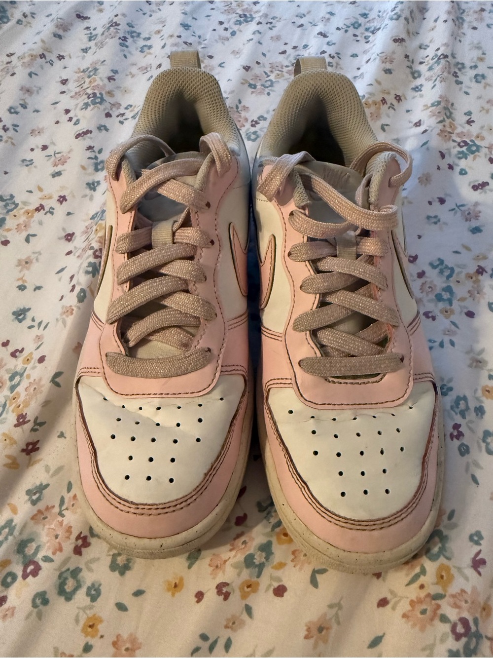 Girls Nike low top light pink with sparkle laces Sneakers 4Y